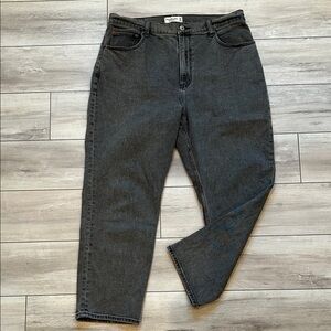 Abercrombie  Curve Love The Ankle straight ultra high rise jeans  size 32  black